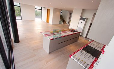 Ultra-Luxury 4-Bedroom Estate with Infinity Pool & City Views–Monterrazas Prime