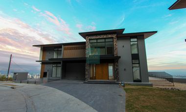 Ultra-Luxury 4-Bedroom Estate with Infinity Pool & City Views–Monterrazas Prime