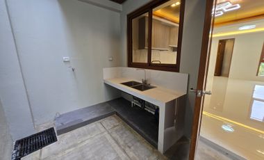 Four-Bedroom Brand New House with Mountain View