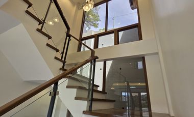 Four-Bedroom Brand New House with Mountain View