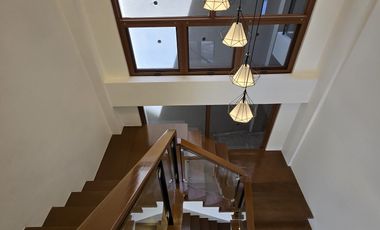 Four-Bedroom Brand New House with Mountain View