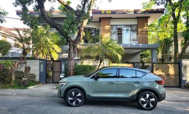 Ayala Alabang Modern House  5 Bedrooms for Rent.