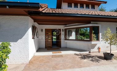 Casa con gimnasio en parcela dentro de prestigioso condominio ubicado en sector Lonquen Norte