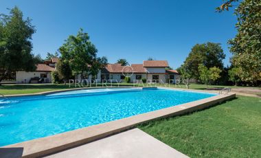 Casa con gimnasio en parcela dentro de prestigioso condominio ubicado en sector Lonquen Norte