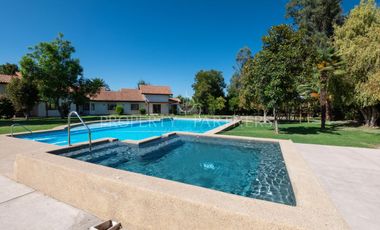 Casa con gimnasio en parcela dentro de prestigioso condominio ubicado en sector Lonquen Norte