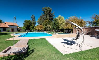 Casa con gimnasio en parcela dentro de prestigioso condominio ubicado en sector Lonquen Norte