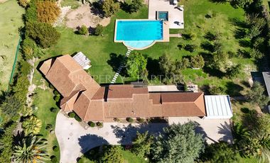 Casa con gimnasio en parcela dentro de prestigioso condominio ubicado en sector Lonquen Norte