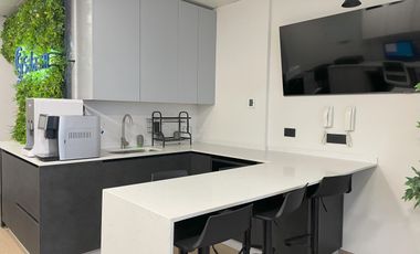 Cómoda, funcional y versátil oficina en Las Condes