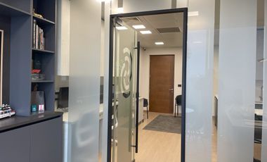 Cómoda, funcional y versátil oficina en Las Condes