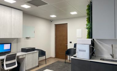 Cómoda, funcional y versátil oficina en Las Condes