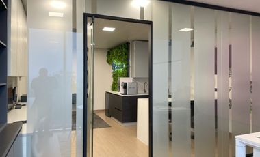 Cómoda, funcional y versátil oficina en Las Condes