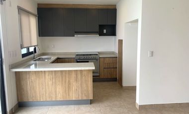 Casa renta, Nueva dentro de privada en el Refugio