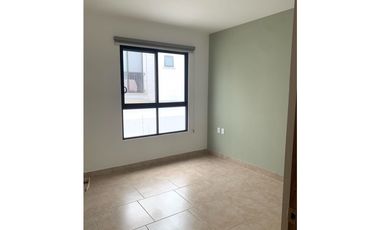 Casa renta, Nueva dentro de privada en el Refugio