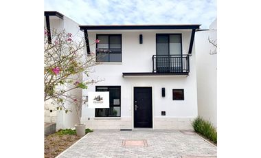 Casa renta, Nueva dentro de privada en el Refugio
