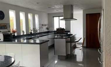 Casa en venta en cerrada, en Hacienda de las Palmas estilo Barragán, Huixquilucan Estado de México