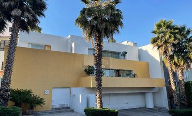 Casa en venta en cerrada, en Hacienda de las Palmas estilo Barragán, Huixquilucan Estado de México