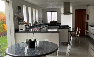 Casa en venta en cerrada, en Hacienda de las Palmas estilo Barragán, Huixquilucan Estado de México