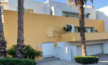 Casa en venta en cerrada, en Hacienda de las Palmas estilo Barragán, Huixquilucan Estado de México