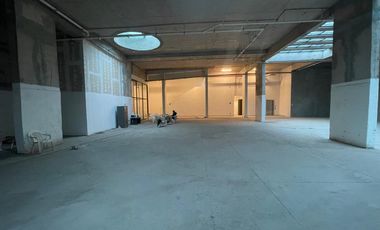 ARRIENDO Local en Subterráneo de 640 m2, Metro Inés de Suárez