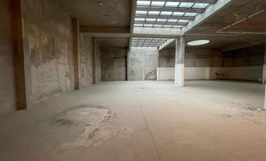 ARRIENDO Local en Subterráneo de 640 m2, Metro Inés de Suárez