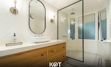 5 ambientes con dependencia y cochera doble. EN VENTA!