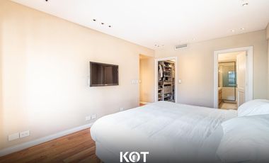 5 ambientes con dependencia y cochera doble. EN VENTA!