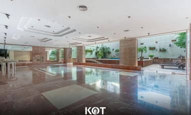 5 ambientes con dependencia y cochera doble. EN VENTA!