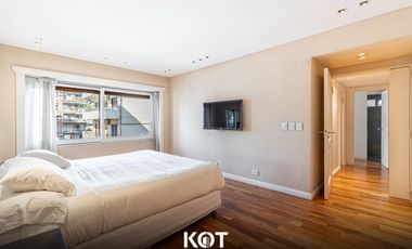 5 ambientes con dependencia y cochera doble. EN VENTA!