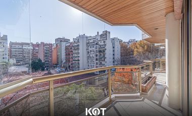 5 ambientes con dependencia y cochera doble. EN VENTA!