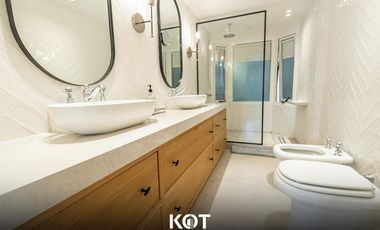 5 ambientes con dependencia y cochera doble. EN VENTA!