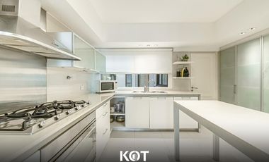 5 ambientes con dependencia y cochera doble. EN VENTA!