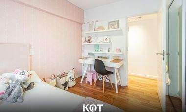 5 ambientes con dependencia y cochera doble. EN VENTA!