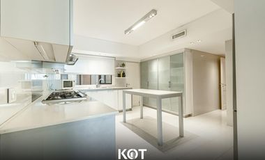 5 ambientes con dependencia y cochera doble. EN VENTA!