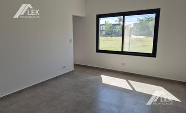HERMOSA CASA EN UNA SOLA PLANTA EN CANTON ISLAS! TODO  LUZ!