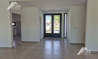 HERMOSA CASA EN UNA SOLA PLANTA EN CANTON ISLAS! TODO  LUZ!