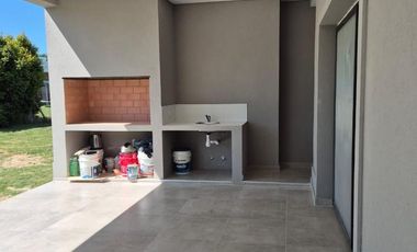 HERMOSA CASA EN UNA SOLA PLANTA EN CANTON ISLAS! TODO  LUZ!