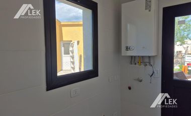 HERMOSA CASA EN UNA SOLA PLANTA EN CANTON ISLAS! TODO  LUZ!