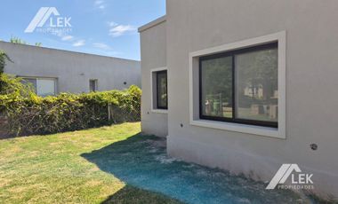 HERMOSA CASA EN UNA SOLA PLANTA EN CANTON ISLAS! TODO  LUZ!