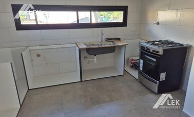 HERMOSA CASA EN UNA SOLA PLANTA EN CANTON ISLAS! TODO  LUZ!