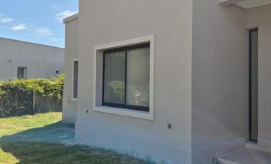 HERMOSA CASA EN UNA SOLA PLANTA EN CANTON ISLAS! TODO  LUZ!