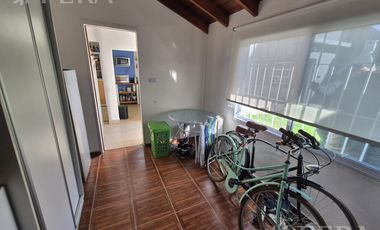 Venta casa 4 ambientes con cochera en Bernal