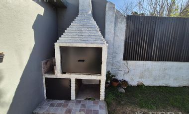 Venta casa 4 ambientes con cochera en Bernal