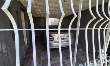 Venta casa 4 ambientes con cochera en Bernal