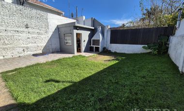 Venta casa 4 ambientes con cochera en Bernal