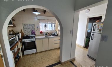 Venta casa 4 ambientes con cochera en Bernal