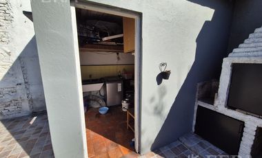 Venta casa 4 ambientes con cochera en Bernal