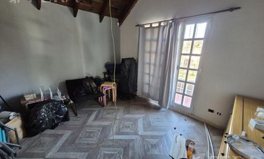 Venta casa 4 ambientes con cochera en Bernal