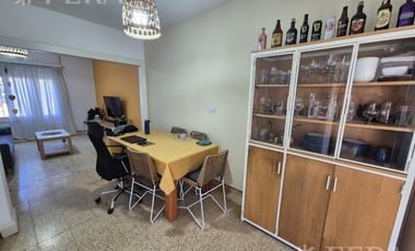 Venta casa 4 ambientes con cochera en Bernal