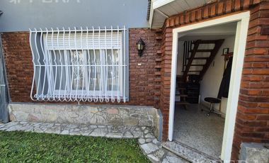 Venta casa 4 ambientes con cochera en Bernal