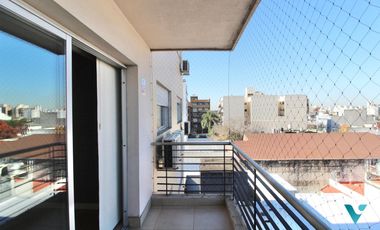 Departamento de 3 ambientes con cochera y baulera en Castelar norte centro